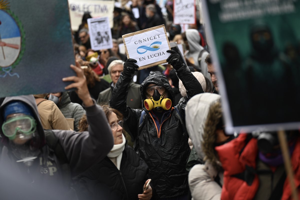 Caracterizados como Eternautas que enfrentan la nieve tóxica del desfinanciamiento, investigadores de distintos puntos de la Argentina se manifestaron en las calles para visibilizar lo que consideran un “cientificidio”. Leé la nota: shorturl.at/OVB6S