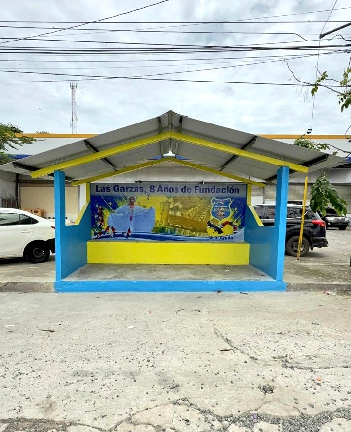 🇵🇦 La Nueva Junta Comunal de Las Garzas 2024-2029 realizó trabajos de restauración inmediata en beneficio de la comunidad, recuperando la parada de buses ubicada frente al supermercado Las Garzas, la cual había sido destruida tras la colisión de un vehículo.🔨