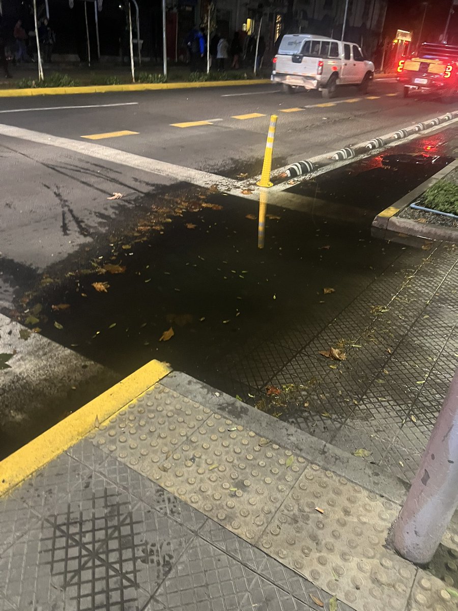 godxilla2000's tweet photo. @Muni_provi meses trabajando. Gran gasto, un montón de cascos blancos. Cae la primera lluvia y el nuevo paso peatonal de Santa Isabel con Vicuña, intransitable por anegamiento. Manden CV a la NASA https://t.co/UOBKIlChxo