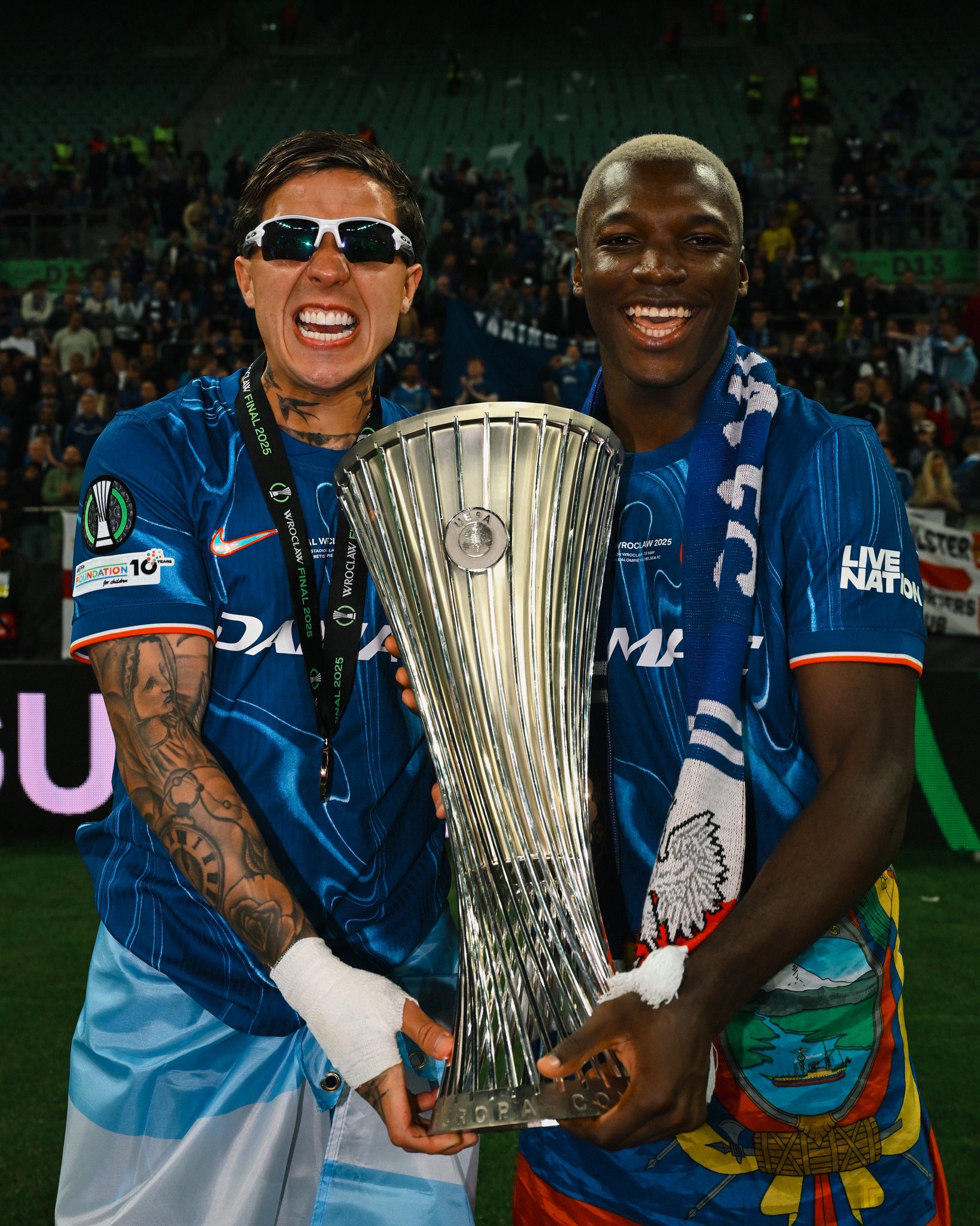 Enzo Fernández y Moisés Caicedo levantando el trofeo de la Conference. Fuente: Chelsea en "X".