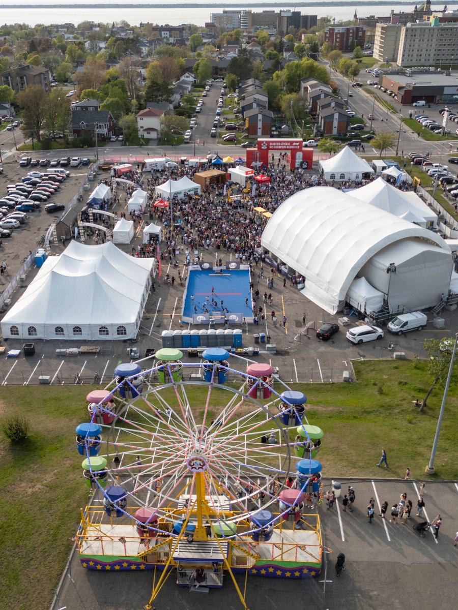 A beautiful evening to take advantage of the pre-game festivities at the Champions Headquarters at Colisée Financière Sun Life! ☀️🎡 #MemorialCup