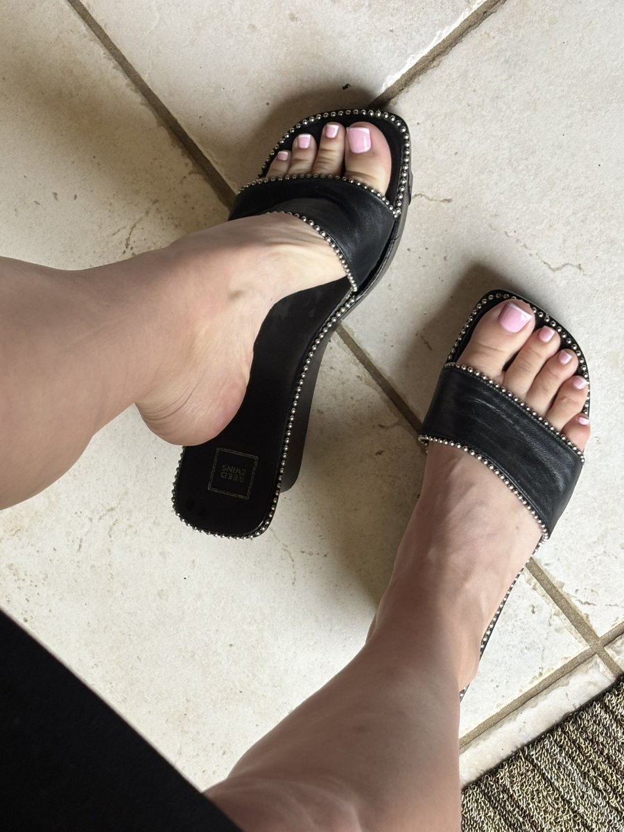 crzyforfeet's tweet photo. These shoes aren’t mine but I want some just like theseeeee I love these shoes! https://t.co/h1JLpDOkmz
