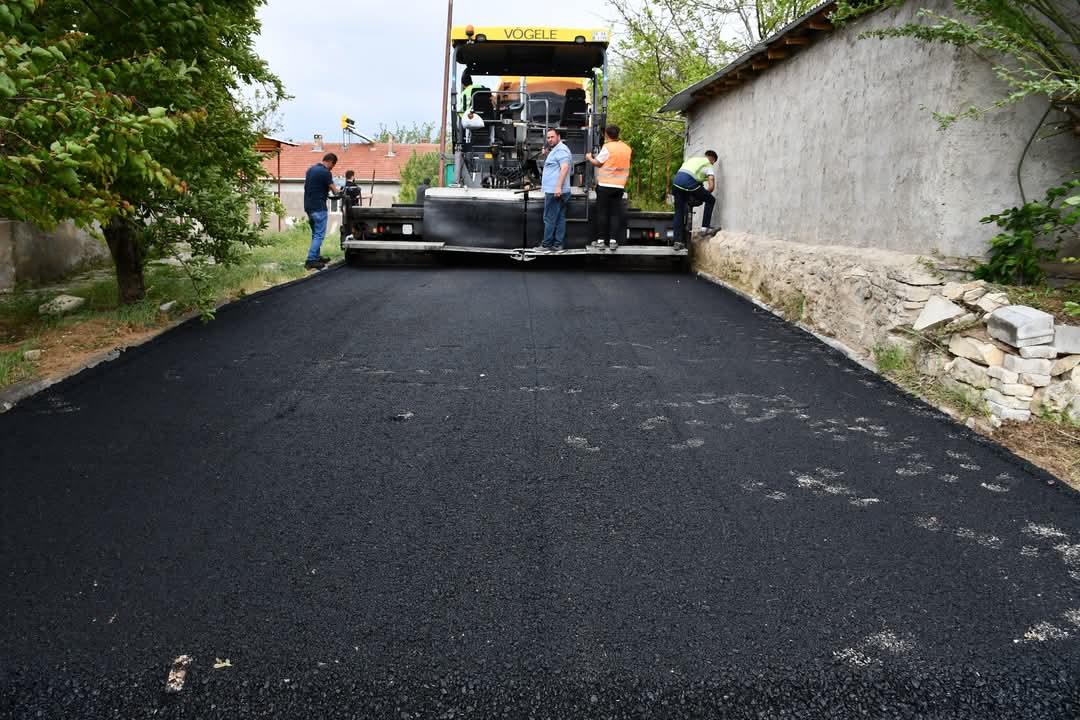 NamiCiftci's tweet photo. ASFALT ÇALIŞMALARI KARAYAR MAHALLESİ’NDE BAŞLADI

Çalışmalarıyla Gürün’ün yol sorununu ortadan kaldırmayı hedefleyen Gürün Belediyesi, Karayar Mahallesi Sarayderesi Mevki’nde başlatılan asfaltlama çalışmalarıyla sokak yollarını yeni ve modern görünümüne kavuşturuyor. https://t.co/A1V2VZeeNR