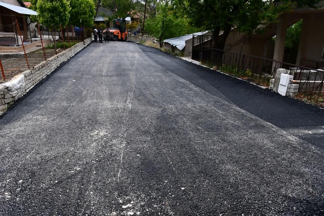 NamiCiftci's tweet photo. ASFALT ÇALIŞMALARI KARAYAR MAHALLESİ’NDE BAŞLADI

Çalışmalarıyla Gürün’ün yol sorununu ortadan kaldırmayı hedefleyen Gürün Belediyesi, Karayar Mahallesi Sarayderesi Mevki’nde başlatılan asfaltlama çalışmalarıyla sokak yollarını yeni ve modern görünümüne kavuşturuyor. https://t.co/A1V2VZeeNR