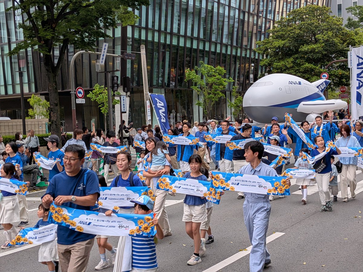 福岡三大祭りの1つ
✈「博多どんたくパレード」へANAが6年ぶりに参加！✈✨
こんにちは！
ANA福岡支店です😄
福岡市では、5月3日・4日に「博多どんたく港まつり」が開催され、ANAグループ各社から200名を超える社員と家族がパレードに参加しました🎉
沿道にいる多くの皆様から温かいご声援を頂き、