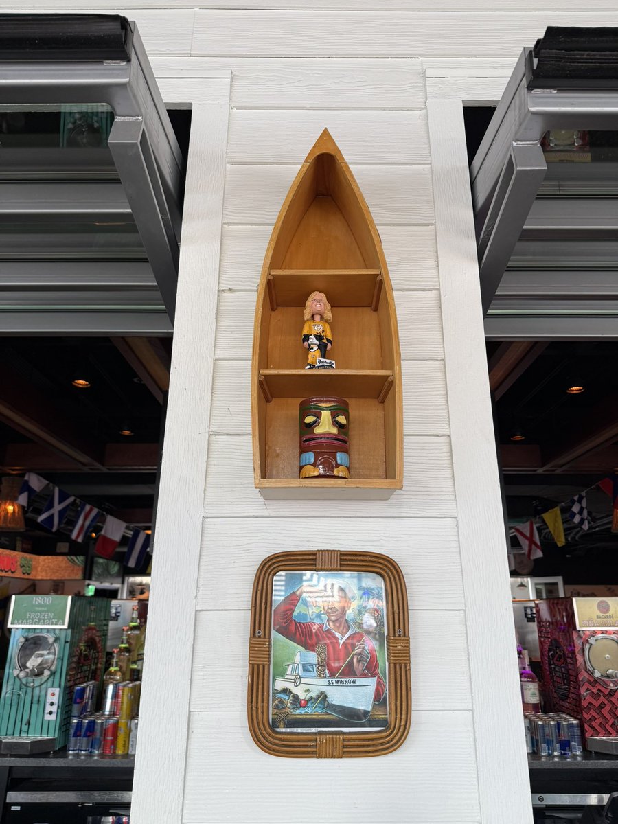 kelseyleigh403's tweet image. Hey @trishayearwood I found the signed bobblehead hidden at @FriendsBarNash