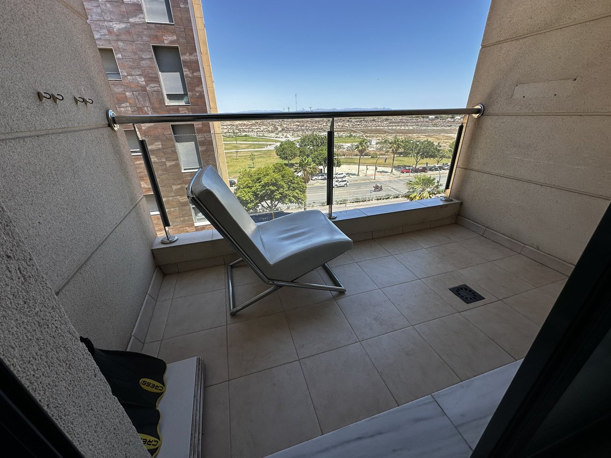 Mortyson_'s tweet photo. Cómo adaptar la terraza para que la reina de mi casa la disfrute https://t.co/NHsPp86Mgc