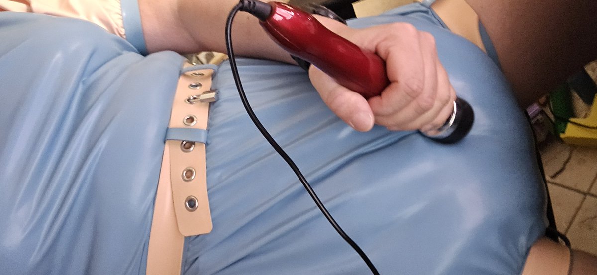 I am packed so thick that my vibrator does not manage to redeem me ... I am so horny ...