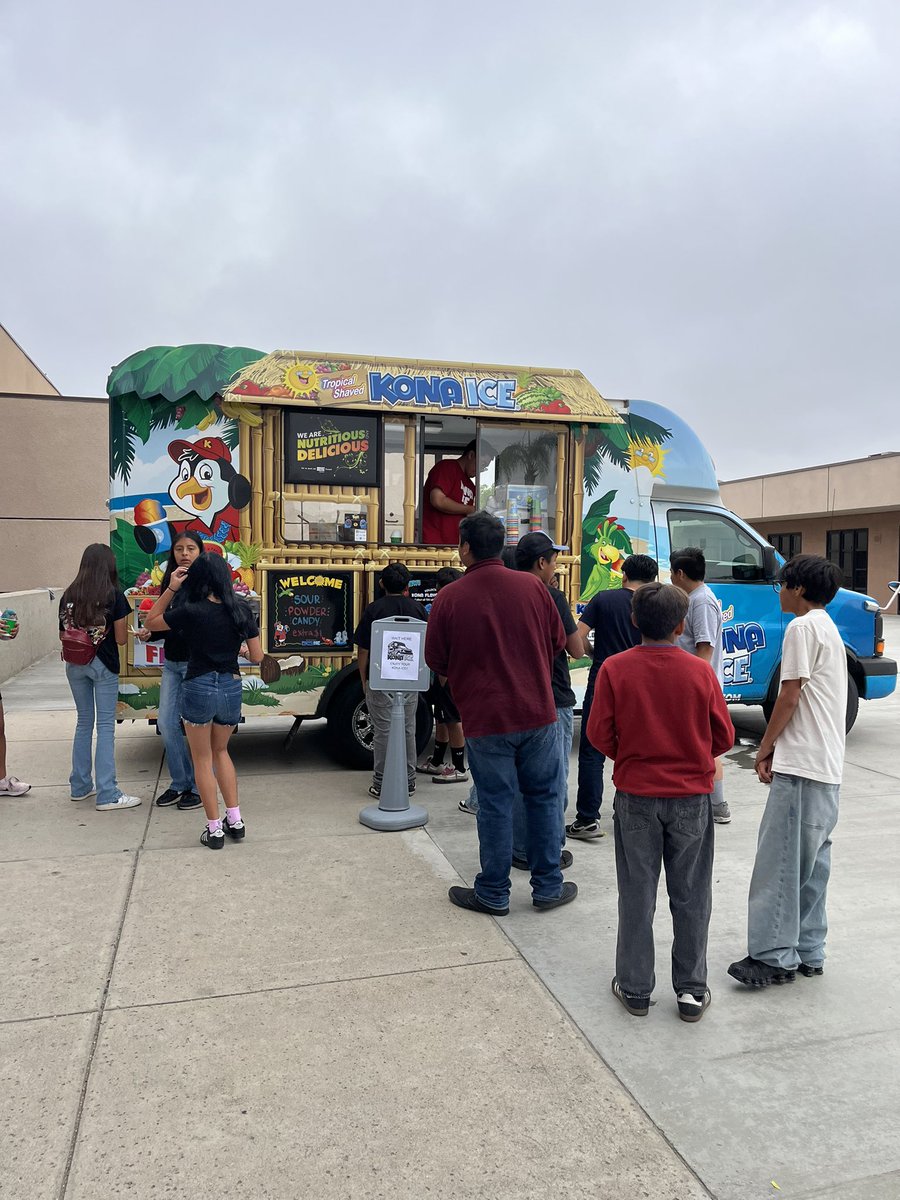 TRMSRoadrunner's tweet photo. Our students had the best Roadrunner Day today! Tacos, Kona Ice, and tons of activities to choose from! Great job to our students who BAT 1000 every day! #BAT1000 #proudtobevvusd https://t.co/voIlt9iIfy