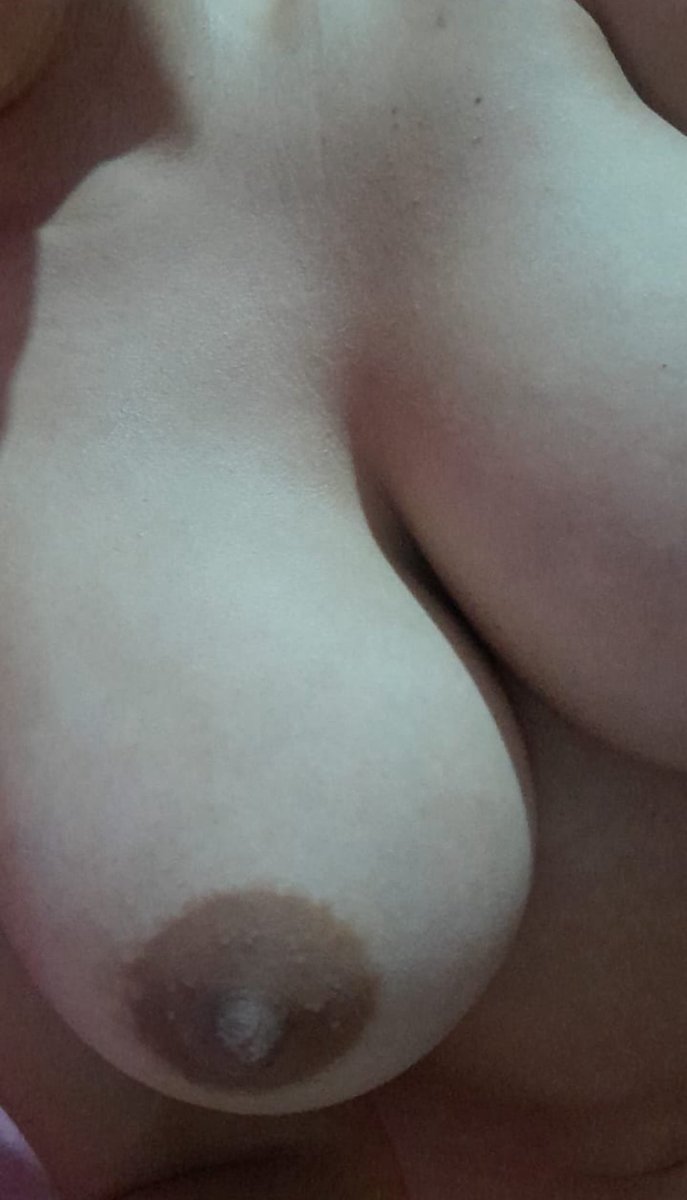 dulcepaul6's tweet photo. Les gusta? Que les provoca? Con ganitas de sacar lechita a quien le desee. Regalito al DM #swinger #putiesposa #cuckold #tetas #culonasincreíbles #hotwife #cornudo https://t.co/WSjSs9kDNX