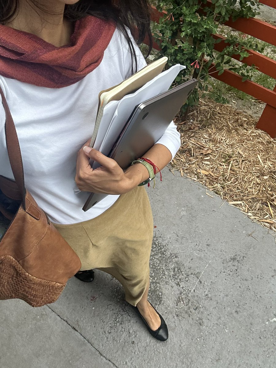 libelvlaa's tweet image. this is how I feel with my new scarf