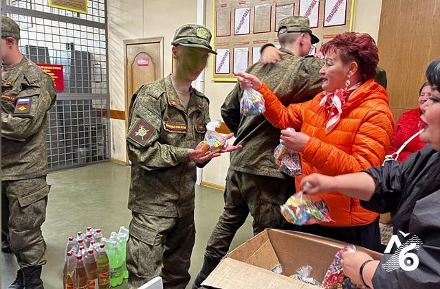 В Бурятии отправили 500 солдат на войну. Среди них — срочники

В Бурятии волонтеры накормили пловом и домашней выпечкой 500 солдат перед отправкой на войну. Молодых людей отправляют в Курскую область.

«Около 500 солдат-срочников перед вылетом почувствовали вкус родного дома».