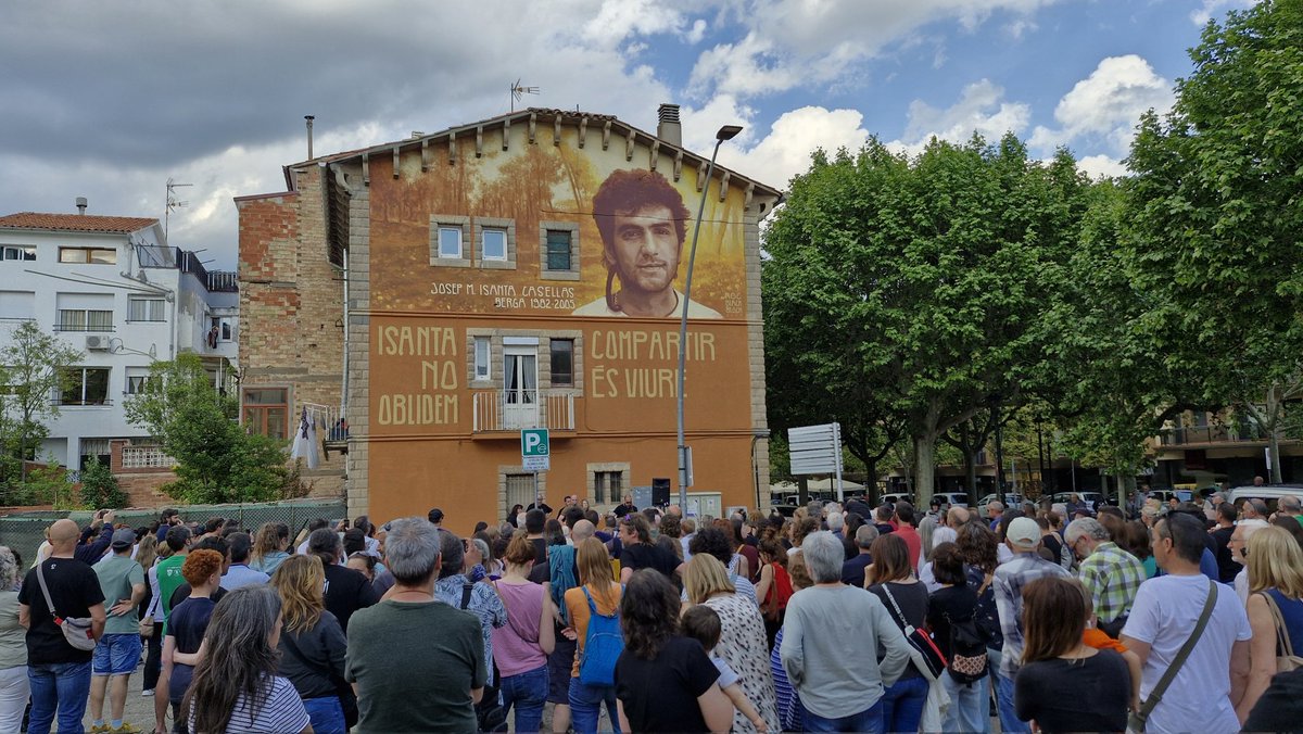 📢 La imatge de Josep M. Isanta Casellas (1982-2005) enmig d’un bosc tranquil i lluminós, immortalitza el seu record. Berga homenatja així, al jove berguedà que va morir assassinat durant les festes de Corpus de 2005. Han passat 20 anys, però la ciutat no l’oblida.