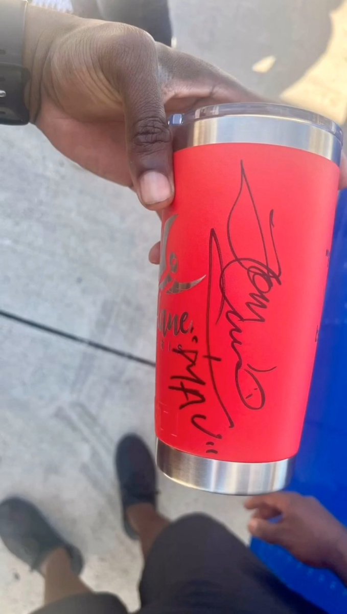 “Bullshit. you can be mine”
이라고 적힌 텀블러에 싸인해주는 4컷만화