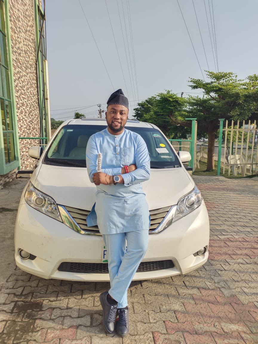 Pẹpẹyẹ wu  bantutu
O le fẹ sebi ọkin
Ṣùgbọ́n kò ní aṣọ aran
alaranbara bí okin

Monamona má ń fẹ́ se bi ọkà ni
Ọkà lọrọ
Mọna-mọna ó ní
Baluwẹ má nfẹ di odo ni
Ko ni lè di

Ọ̀fun kan ṣe gẹdègbẹ lásán ni
Ko le mumi òkun gbẹ
Lebe-lebe tí aahon ńṣe lásán ni
Ko