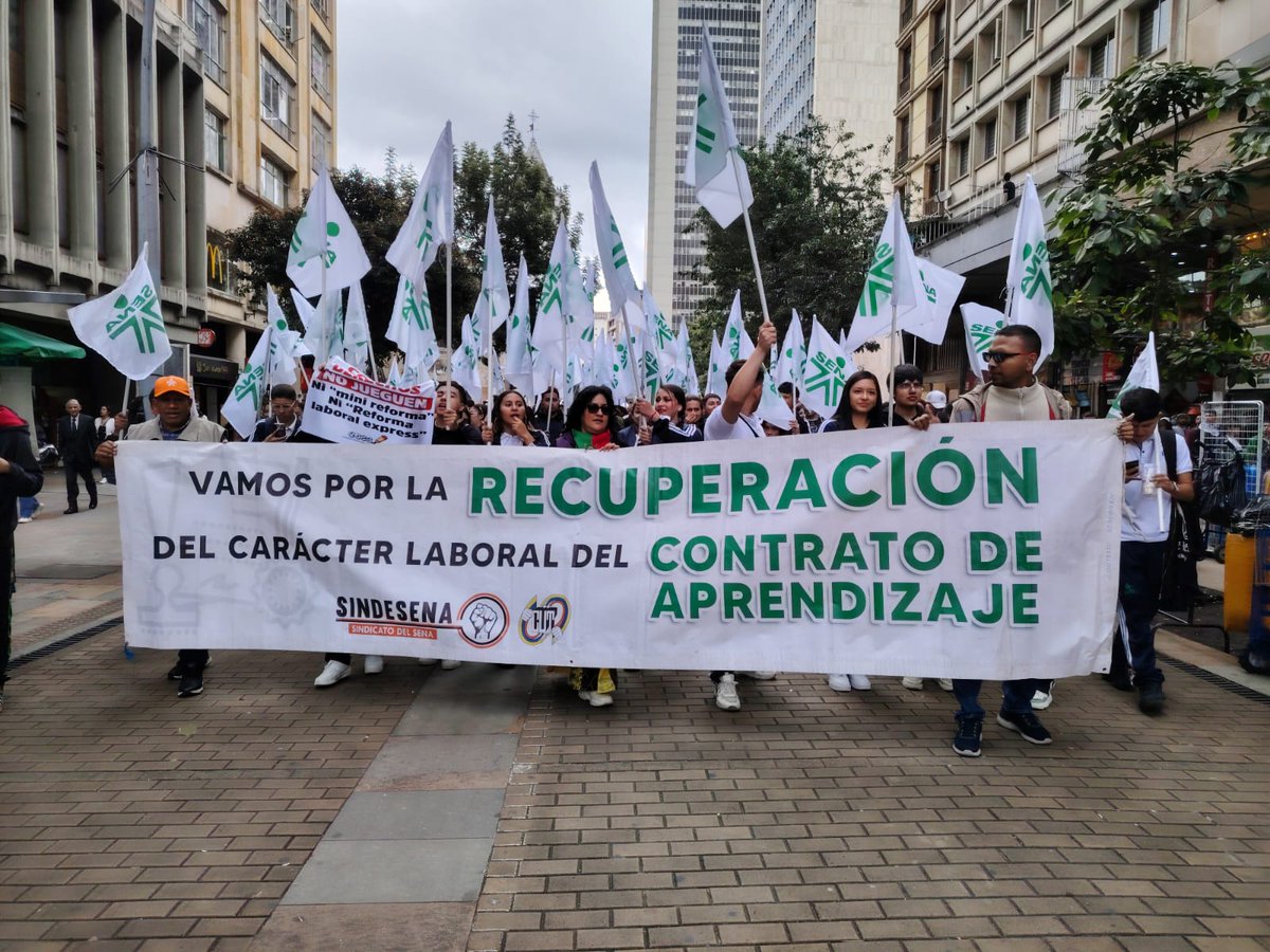 sindesenacol's tweet photo. Desde @SindesenaCol rechazamos la ponencia aprobada por la Comisión 4ta.

❌ No reconoce el contrato de aprendizaje como relación laboral

❌ Abre la puerta a que las empresas evadan su obligación de vincular aprendices

¡No es reforma, es contrarreforma! https://t.co/jbKNQZ2Cmd