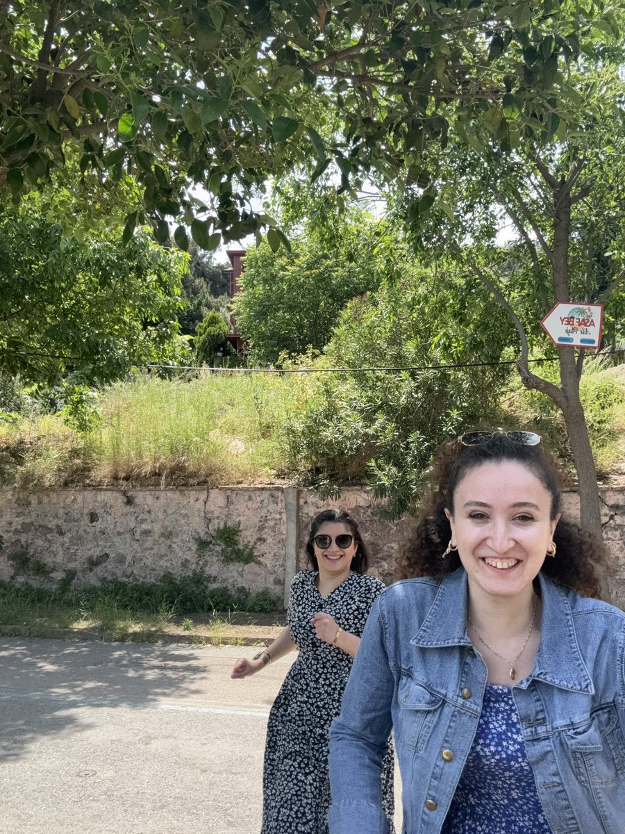 hatiiicesezerr's tweet photo. Kaçan kovalanır aşkom 💅
@zeynepr_ 

#kızneşesi 
#heybeliada
#gülüncegözükıslanlarderneği https://t.co/ySg13Oblbd