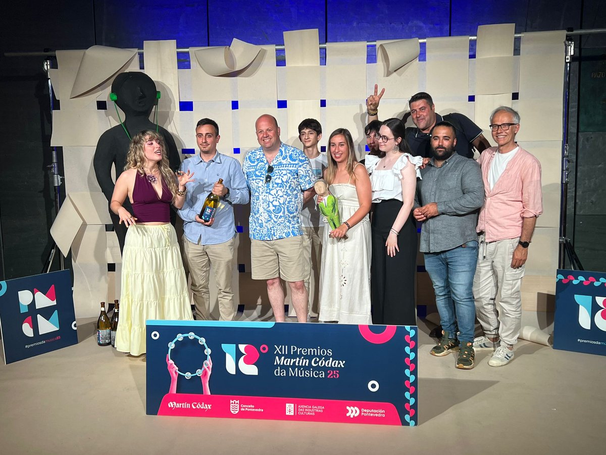 pp_caldasdereis's tweet photo. 🎶✨ Foi un tremendo pracer para nós, os tres concelleiros do Partido Popular, asistir á entrega da XVI edición dos Premios Martín Códax! 🏆🎤

🎺🎸 Sentímonos orgullosísimos vendo gañar a Banda de Caldas e o grupo Brutal, con Adrián Martínez 🥁🎷 https://t.co/OcCIpUnqUf