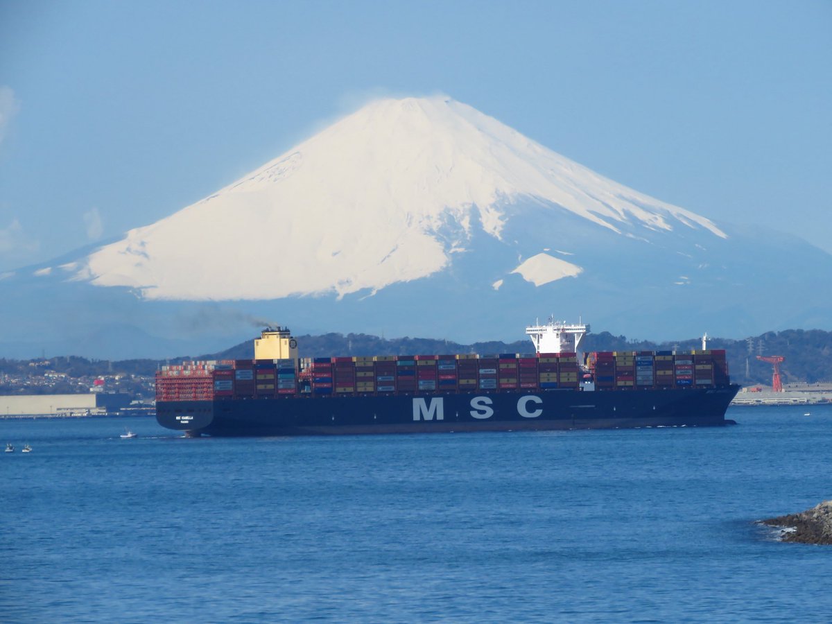 masahikosakuta's tweet photo. 富士山と、超巨大コンテナ船「MSC ISABELLA」。
2021年3月、富津岬から撮影。
日本一の霊峰と、世界最大級のコンテナ船。正に奇跡のコラボでした🥹🥹
@MSCCargo
#mscisabella #msc #コンテナ船 #富士山 #千葉県 #富津岬 https://t.co/Ub9VLABYpi