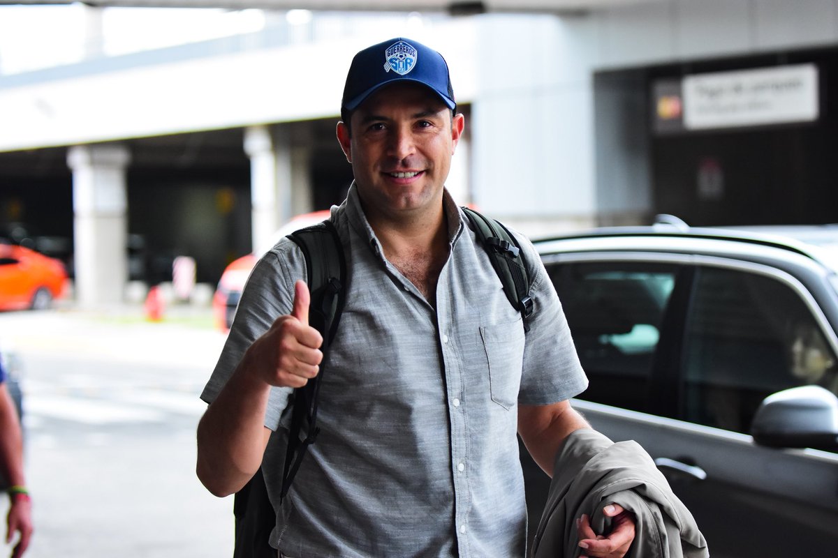 Llegó el “Chuleta”. 🫡🇲🇽

El nuevo D.T. de los Guerreros del Sur, Luis Orozco, arribó esta tarde al país en compañía de su asistente técnico, Julio César Armendáriz.

¡Bienvenidos a 🇨🇷 y a su nueva casa! ⚔️💙🤍