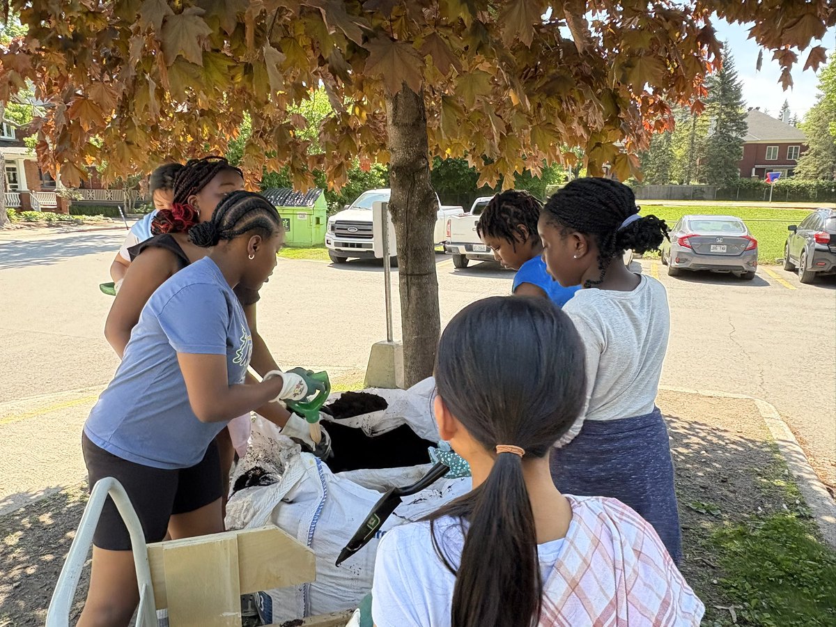 @GOUOttawa thanks for the vegetables 🥕 🌿  🥬🥒 ECO Club day 2 of planting! More to plant tomorrow. Students were excited to collaborate. #ocsb <a href="/ocsbEco/">ocsbECO</a>