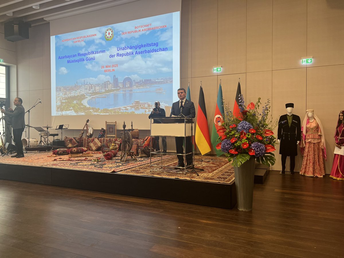 Sinan Kaplan (@sksinankaplan) on Twitter photo Azerbaycan Berlin Büyükelçisi Sayın <a href="/NasimiAghayev/">Nasimi Aghayev🇦🇿</a> himayelerinde Azerbaycan Respublikasinin
Müstegillik Günü kutlamasına katıldık. Kutlu olsun. Azerbaycan Berlin Büyükelçisi Sayın <a href="/NasimiAghayev/">Nasimi Aghayev🇦🇿</a> himayelerinde Azerbaycan Respublikasinin
Müstegillik Günü kutlamasına katıldık. Kutlu olsun.