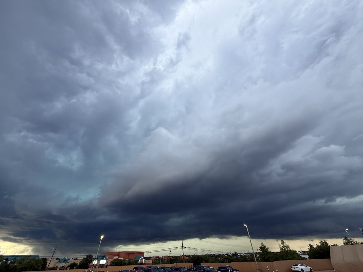 jdavis_wx's tweet image. Beautiful supercell moving into Austin!!
#atxwx #txwx #wxtwitter