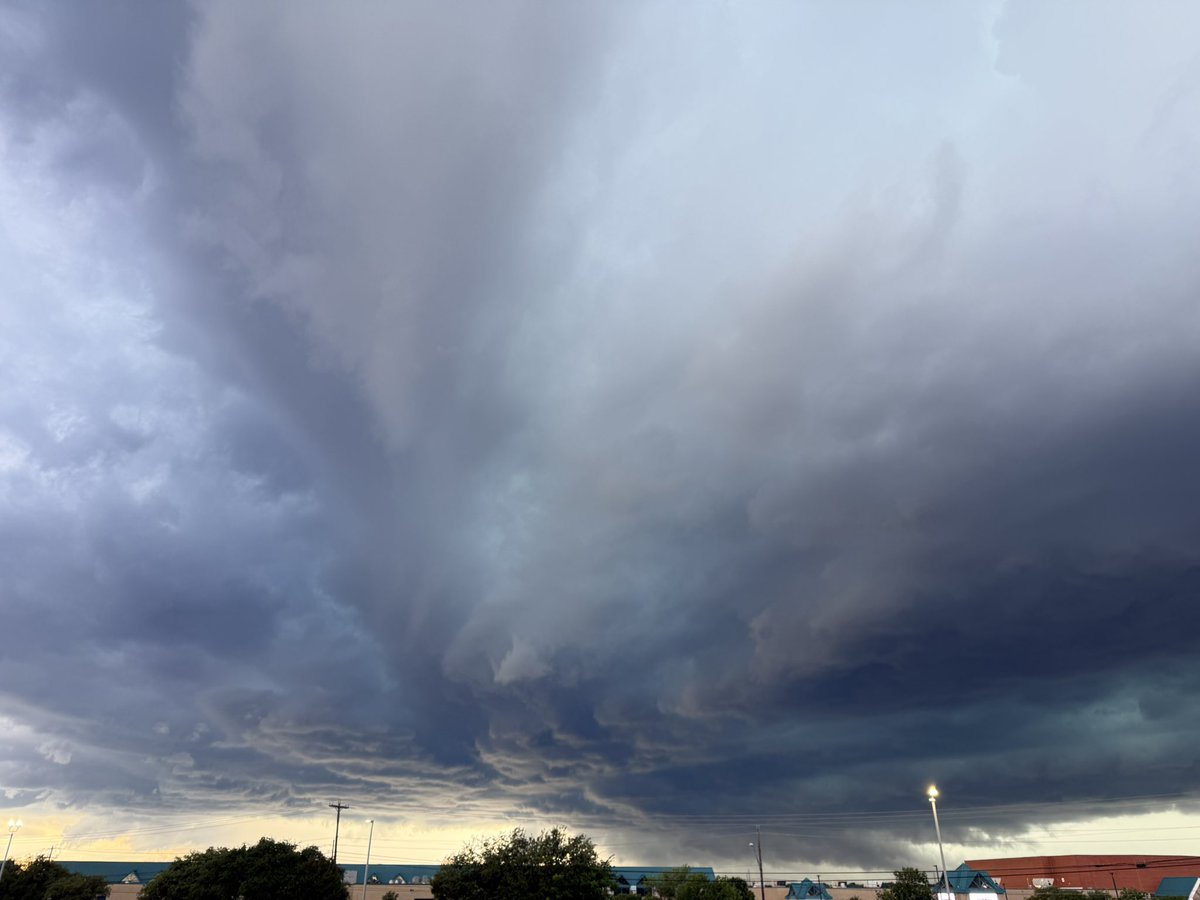 jdavis_wx's tweet image. Beautiful supercell moving into Austin!!
#atxwx #txwx #wxtwitter