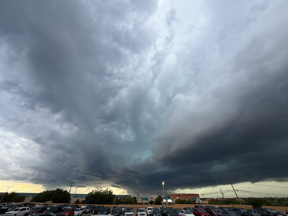 jdavis_wx's tweet image. Beautiful supercell moving into Austin!!
#atxwx #txwx #wxtwitter