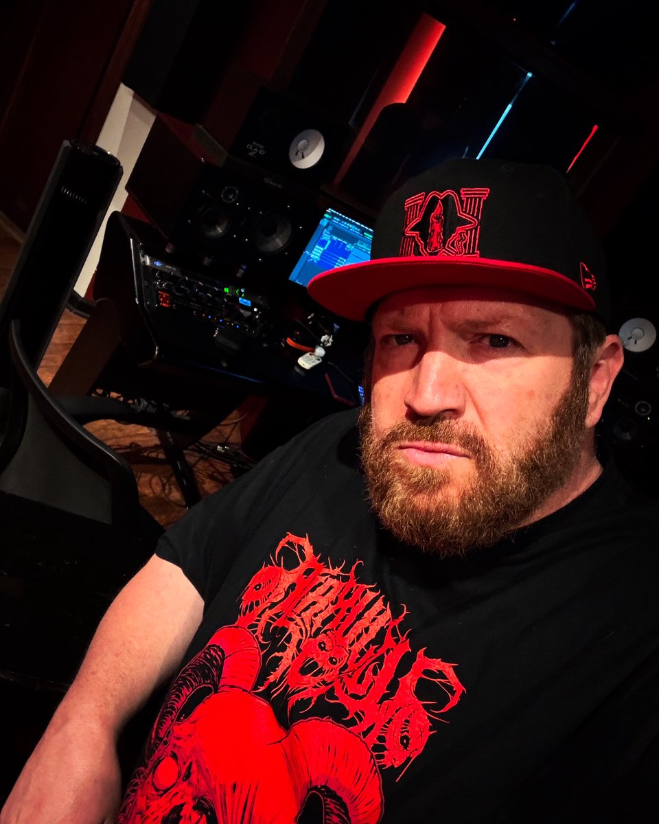 Bet ya can’t guess who slid through the studio to drop some 🔥fire🔥 for me! He’s in the booth right now! Any guesses?! 😎