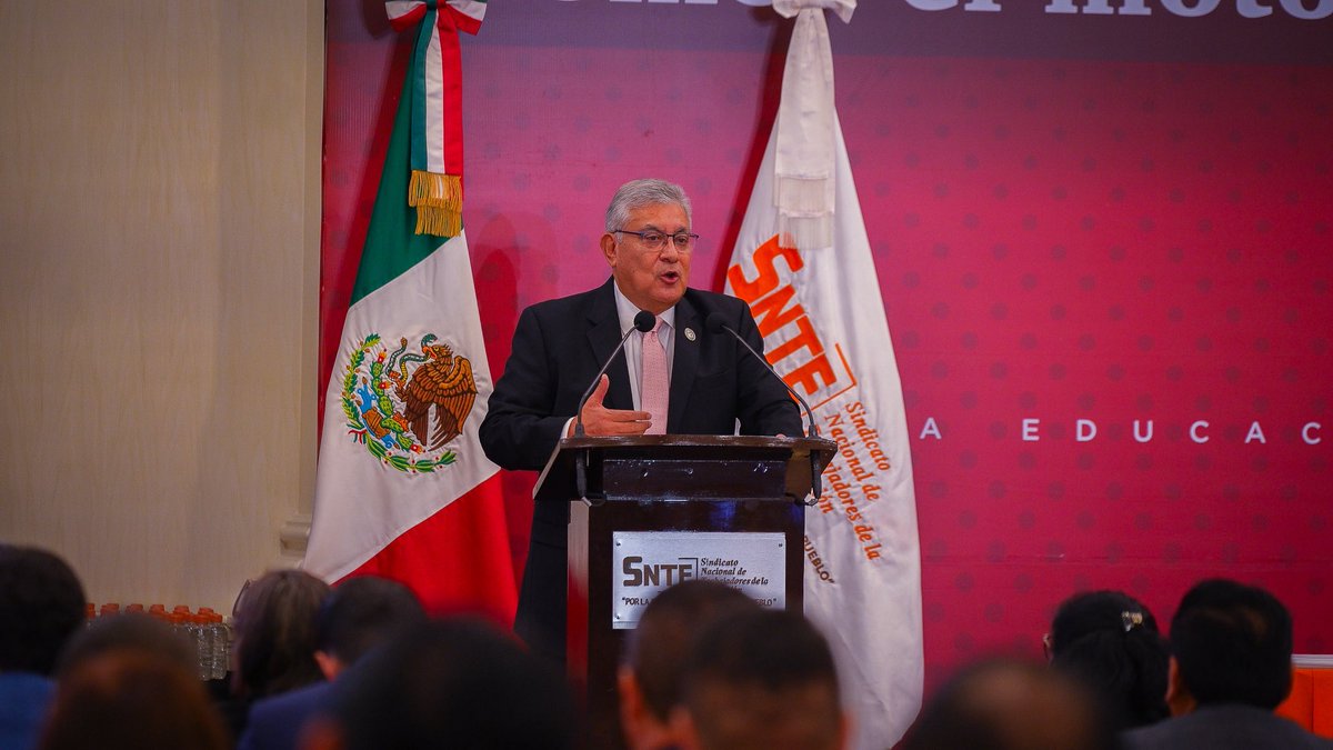 AlfonsoCepedaMx's tweet photo. #SNTE || Llevamos a cabo los trabajos de la LIX Sesión Extraordinaria del Consejo @SnteNacional.
 
Han sido meses de esfuerzos y negociaciones importantes, que se traducen en logros como el incremento salarial para las y los trabajadores de la educación. 👍🏽

“𝙀𝙡 𝙎𝙉𝙏𝙀 𝙩𝙞𝙚𝙣𝙚 𝙪𝙣 𝙗𝙪𝙚𝙣 𝙥𝙧𝙚𝙨𝙚𝙣𝙩𝙚 𝙮 𝙩𝙚𝙣𝙙𝙧á 𝙢𝙚𝙟𝙤𝙧 𝙛𝙪𝙩𝙪𝙧𝙤”. 🇲🇽

#TodosSomosUno 
#UnoSomosTodos
