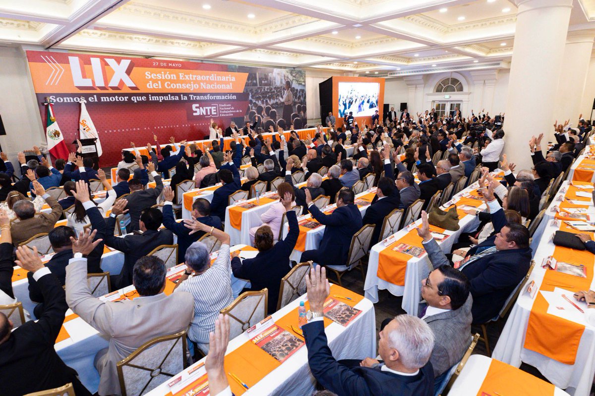 El #SNTE tiene un buen presente y tendrá mejor futuro, aseguró su dirigente nacional, Mtro. Alfonso Cepeda Salas, al presidir la LIX Sesión Extraordinaria del Consejo Nacional. Se pronunció por una reforma a la Ley del #ISSSTE y no por su abrogación.  bit.ly/4mzmJBl