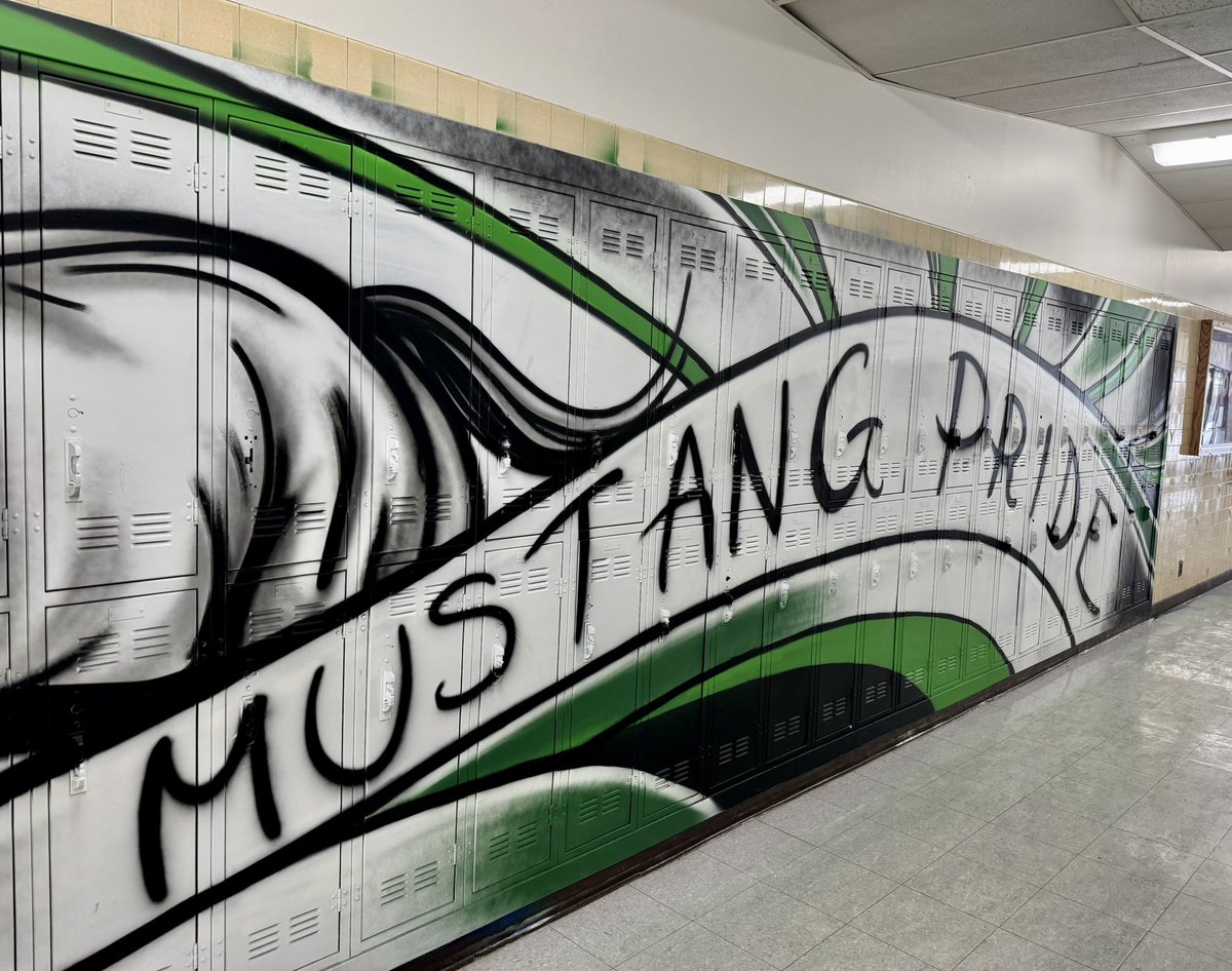 MustangsPHMS's tweet image. A Hall just got a glow-up and we are loving these new murals! Check out our #PHMSMustangsPRIDE! 💚🐎 @MtDiabloUSD