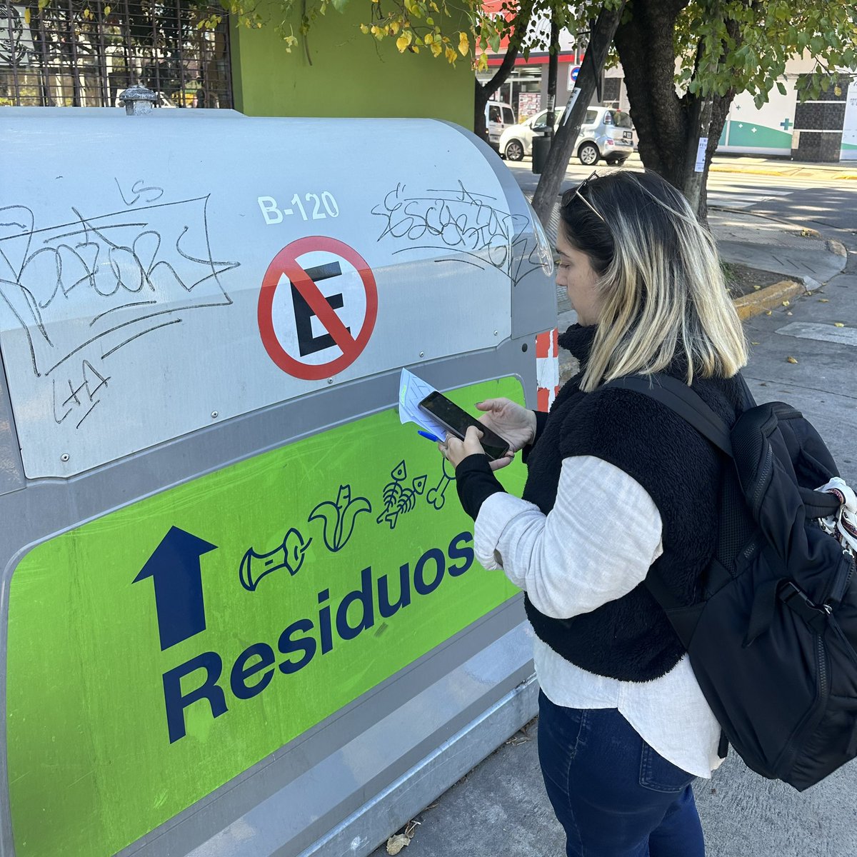 Los vecinos venían pidiendo tachos nuevos, así que salimos a relevar y ya empezamos a distribuir 3.000 contenedores de basura nuevos. Arrancamos por Villa Adelina y vamos a seguir por todos los barrios. 

Escuchamos, actuamos y respondemos. Así hacemos política.