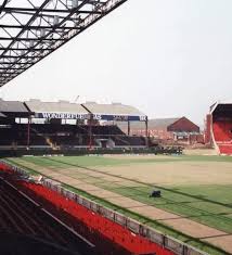 Kelab bahalol yang dimajukan dengan ufti hak penyiaran berbilion ringgit mengalir keluar sejak berdekad lepas. Tajaan syarikat GLC. Tiket friendly lebih mahal daripada season pass tempatan. Industri sukan tempatan jahanam.

Untuk apa? Untuk berada di bawah telapak kaki ASEAN.