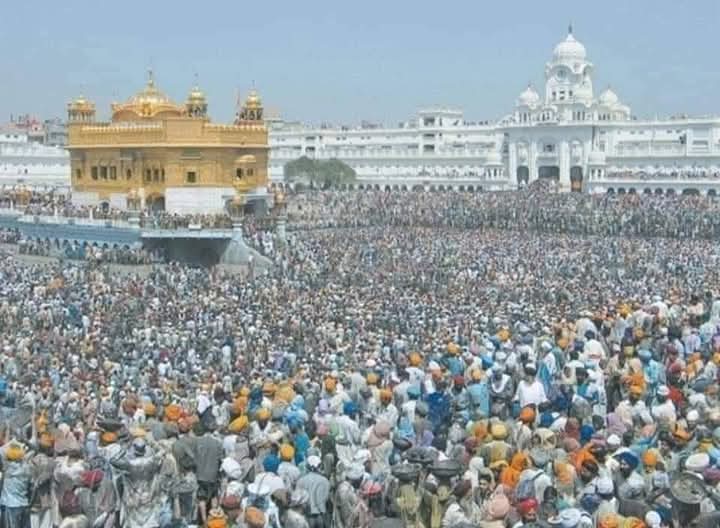 ਨਿਰਗੁਨੀਆਰ ਇਆਨਿਆ ਸੋ ਪ੍ਰਭੁ ਸਦਾ ਸਮਾਲਿ ॥
ਜਿਨਿ ਕੀਆ ਤਿਸੁ ਚੀਤਿ ਰਖੁ ਨਾਨਕ ਨਿਬਹੀ ਨਾਲਿ ॥