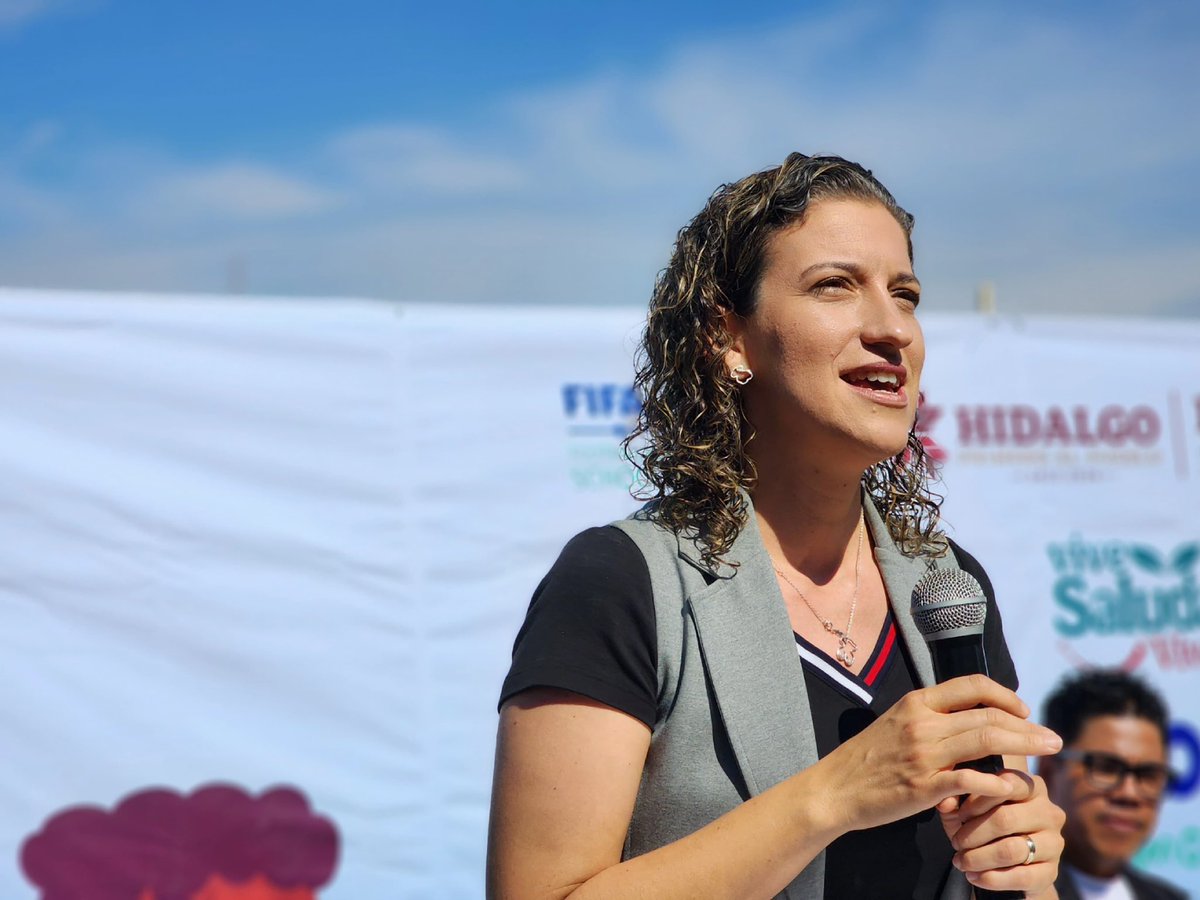 MariMandujanoC's tweet photo. ¡La perseverancia y dedicación son la clave del éxito en el deporte!

En representación del  Dr. @natycastrejonv, asistí a la final estatal de #JugamosTodos, donde el fútbol se convierte en una herramienta para fortalecer valores y habilidades en nuestros jóvenes.

@SEPHidalgo https://t.co/YKEHf7BAS4