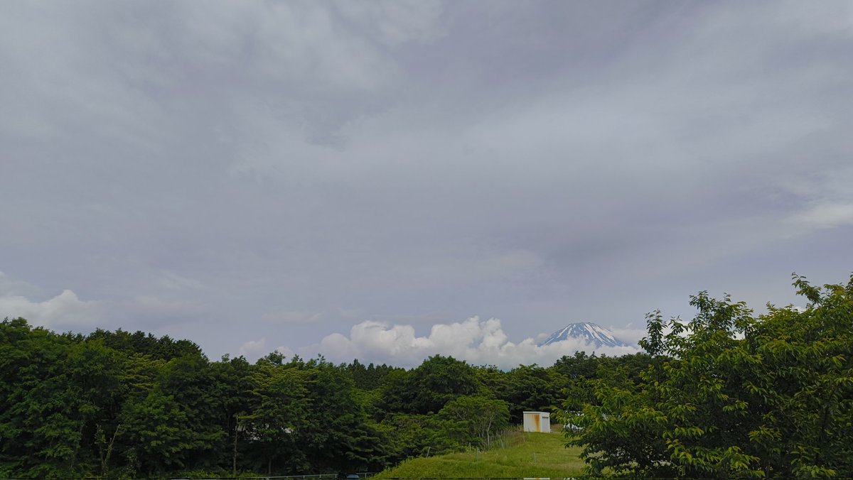 おはようございます☁️
曇ってますが、見えてます🙈
今日もよろしくお願いします‼️
#企業公式が毎朝地元の天気を言い合う 
#企業公式相互フォロー祭り 
#富士山