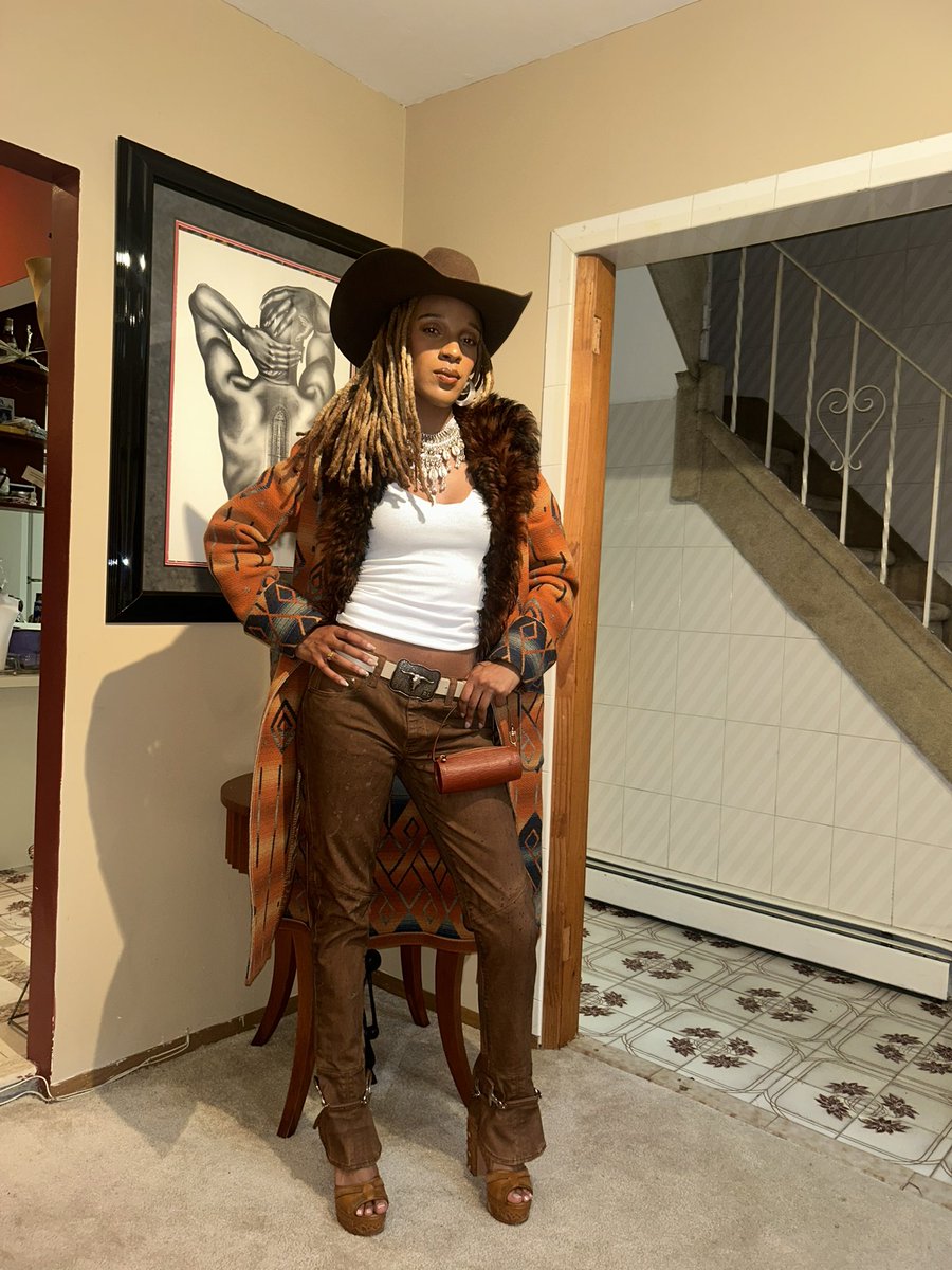 BlkMissFrizzle's tweet photo. Ralph Lauren to the Rodeo Chitlin Circuit🤎
Black label waxed denim + suede pants
RRL belt
Collection heels
RRL coat https://t.co/cbfYqEDODZ
