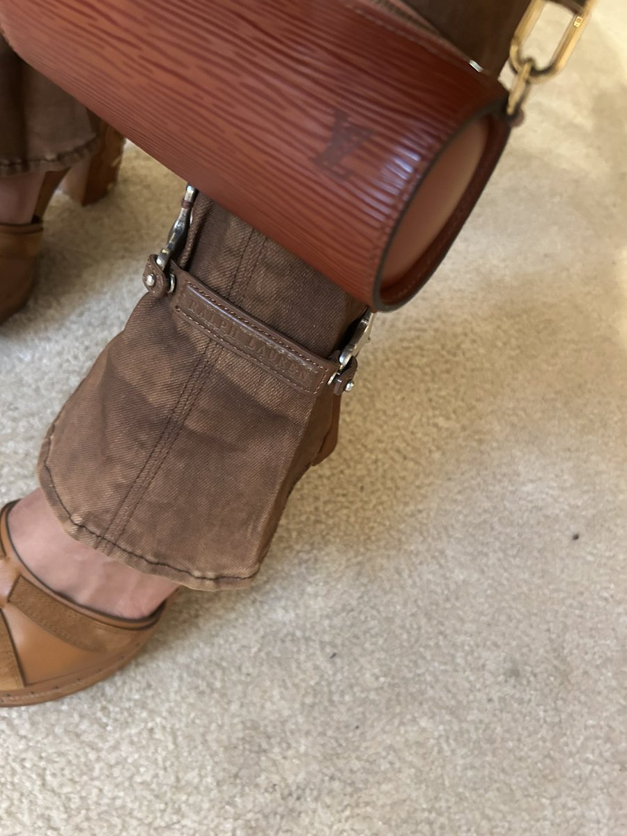 BlkMissFrizzle's tweet photo. Ralph Lauren to the Rodeo Chitlin Circuit🤎
Black label waxed denim + suede pants
RRL belt
Collection heels
RRL coat https://t.co/cbfYqEDODZ