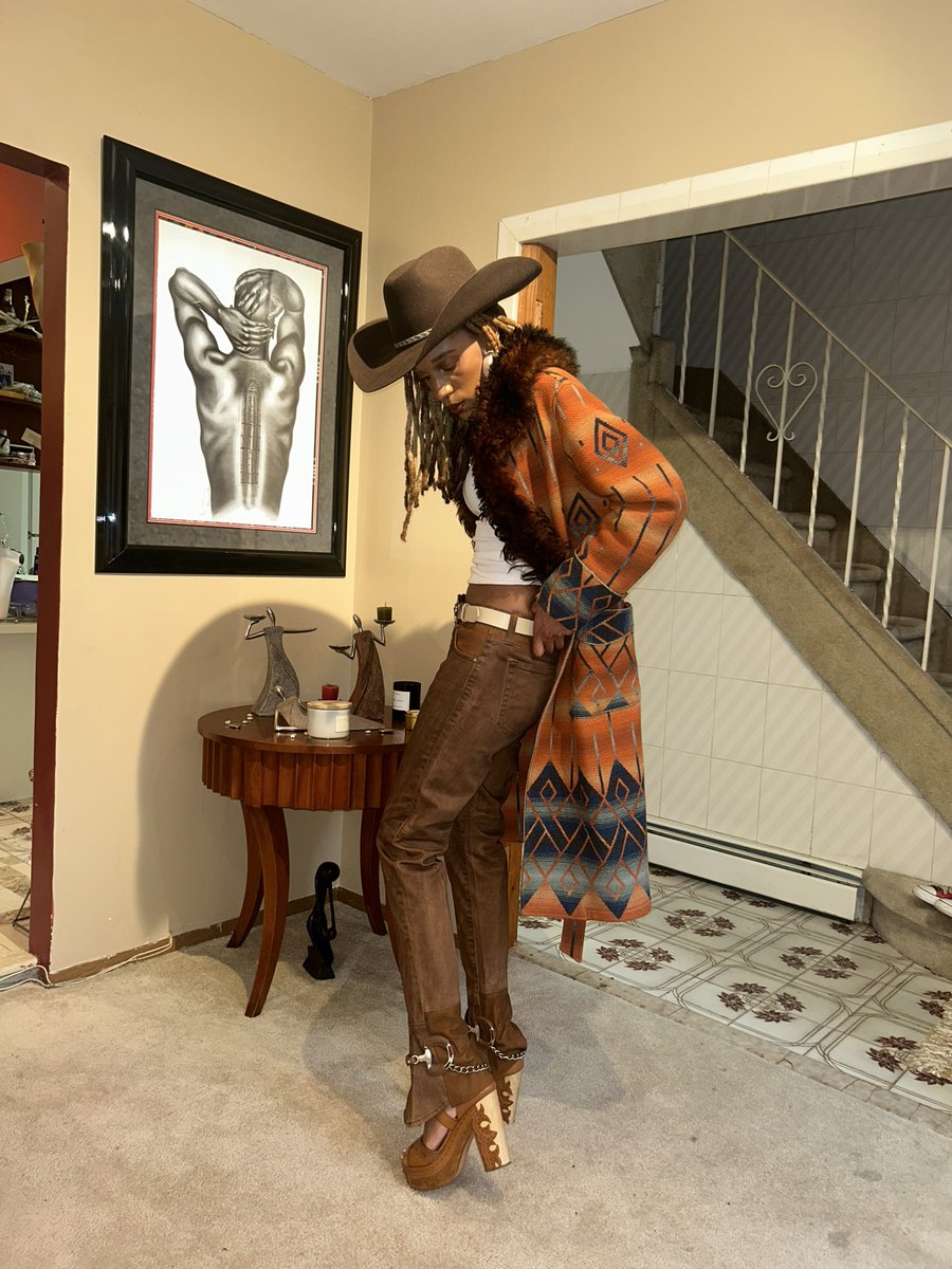 BlkMissFrizzle's tweet photo. Ralph Lauren to the Rodeo Chitlin Circuit🤎
Black label waxed denim + suede pants
RRL belt
Collection heels
RRL coat https://t.co/cbfYqEDODZ