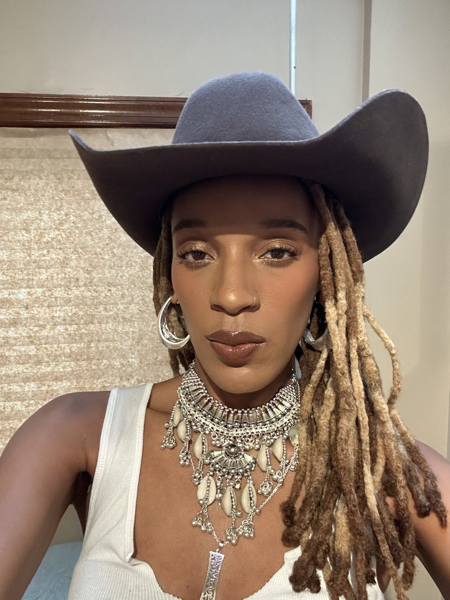 BlkMissFrizzle's tweet photo. Ralph Lauren to the Rodeo Chitlin Circuit🤎
Black label waxed denim + suede pants
RRL belt
Collection heels
RRL coat https://t.co/cbfYqEDODZ