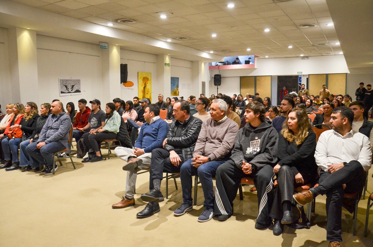 ¡Comenzó la Escuela de Liderazgo Joven en Las Heras! 🚀 Con la participación de más de 75 jóvenes de entre 16 y 17 años, dimos inicio a este programa que busca fortalecer el liderazgo juvenil a través de diversos talleres formativos.

En esta primera jornada nos acompañó Federico