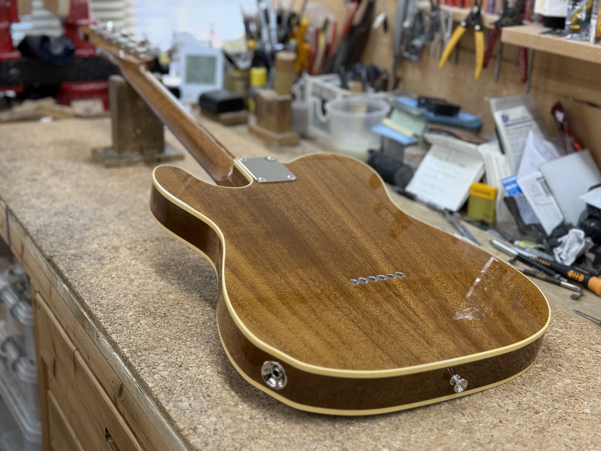 Osugi_mird's tweet photo. ALCEDO GUITARS 新作テレキャスターが完成しました。

オールマホガニーのカスタムテレキャスターでフロントPUはP90。
塗装はオールラッカーです。

Last Guitar様で販売中です。
https://t.co/XLa8vJcMHz

#osugimusicinstruments #alcedoguitars #telecaster https://t.co/DQZUVrSPmM