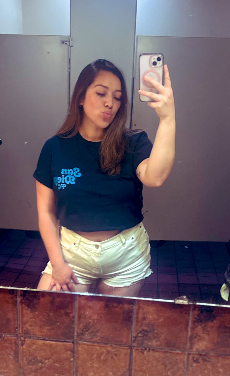 lanaaabug's tweet image. Being in a bar full of opps is lowkey giving me life #sdfc