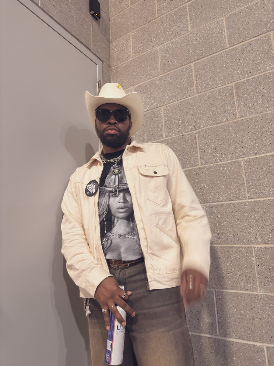 neondionxo's tweet image. Beyonceβ¦.okay girl #CowboyCarterTour