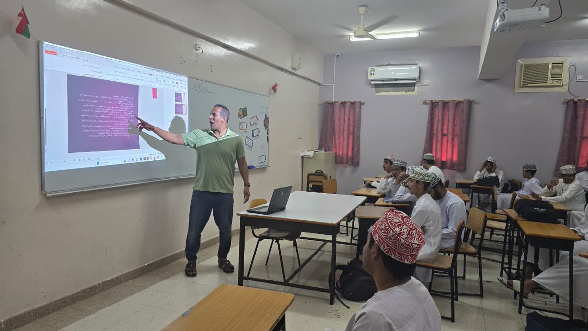 قدم الأستاذ كمال عقوقة معلم مادة الرياضيات بالمدرسة محاضرة لطلبة الصف العاشر بالمدرسة حول كيفية المذاكرة الصحيحة والاستعداد الأمثل للإمتحانات النهائية.
#فعاليات_تعليمية_جنوب_الباطنة