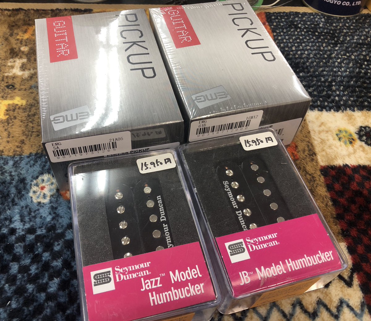 HRHMFUTUREWORL1's tweet photo. こんな雨の日は、ピックアップ交換してます🤘 https://t.co/VNDuWQbPG6