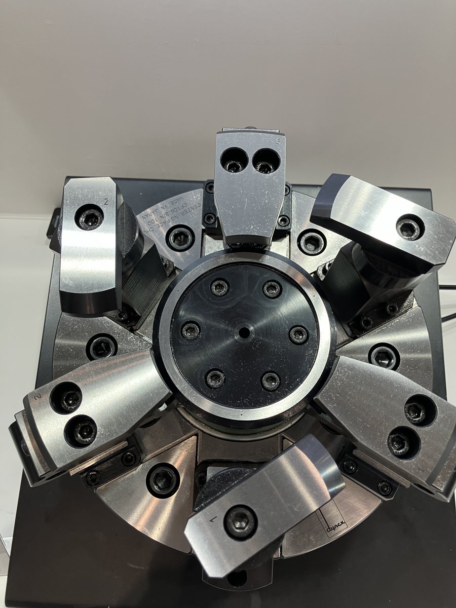 DynamicToolsDT's tweet image. 弊社設計のセンタリングフェイスチャックのご紹介です。
U字スプリングの弾性変形を利用したセンタリング機構とスイング上下するフェイスクランプ機構のコンビネーションによりワークを保持します。
#フェイスクランプ
#弾性変形
#スルークーラント
#着座検知
#薄肉ワーク
#切削
#研削
#親子爪