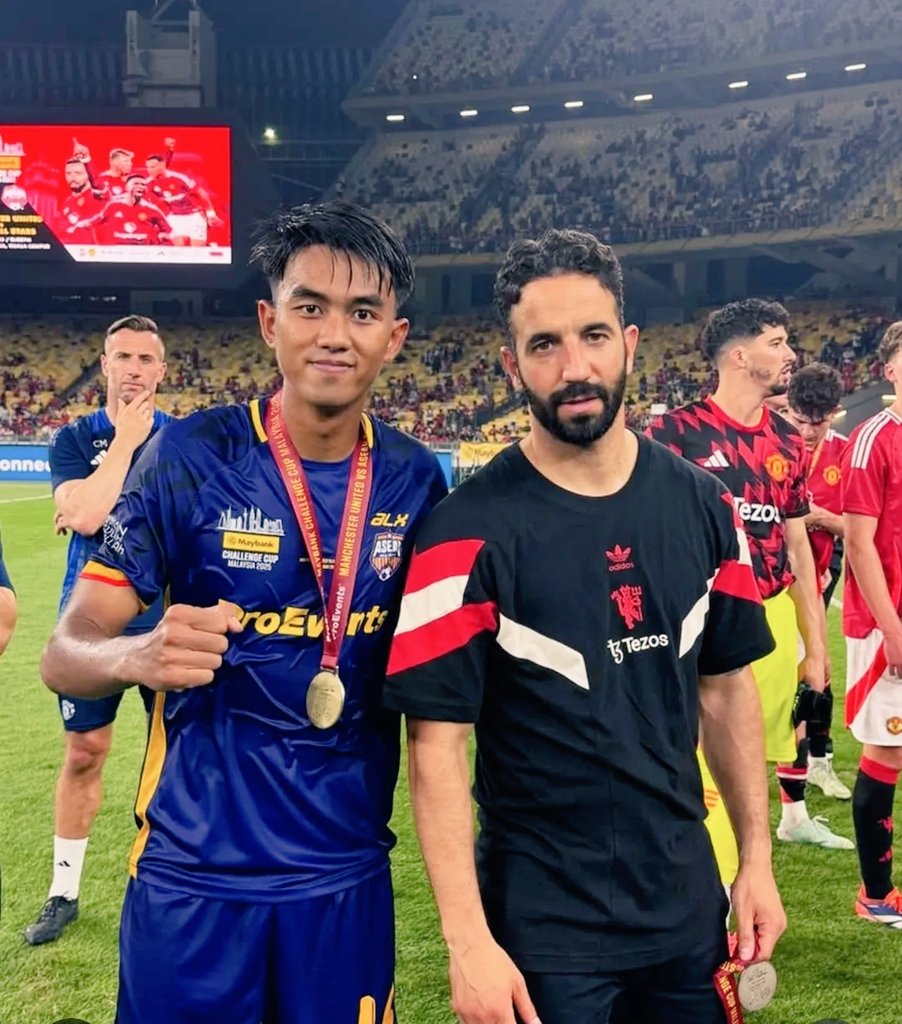 Malik Risaldi buat ganti-gantian sama Amad Diallo, Kakang buat main di bek kanan.

Just imagine... 😍🥰🤩

Semoga bisa menaikan mental bertanding buat kedua pemain ini di masa mendatang ya! 🫡